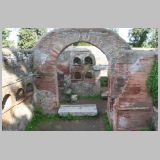 0060 ostia - necropoli della via ostiense (porta romana necropolis) - b12 - colombari gemelli - gesehen von der via dei sepolcri.jpg